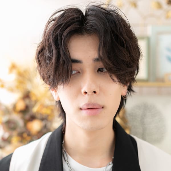 前髪パーマセンターパート無造作束感ショート　ネイビーブラック