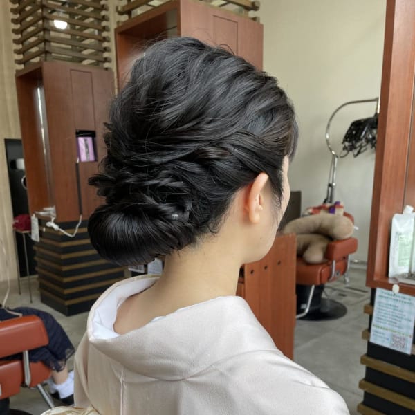 和装に合うシニヨンアップ/佐藤杏丸