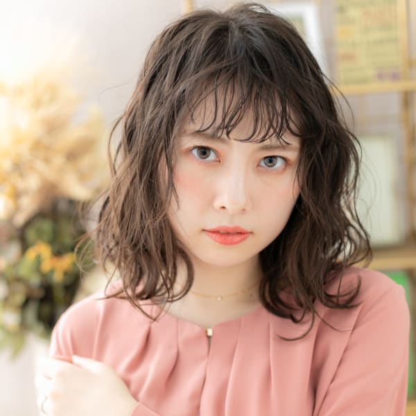 オン眉シースルーバングくせ毛風ウェットヘア　アッシュブラック