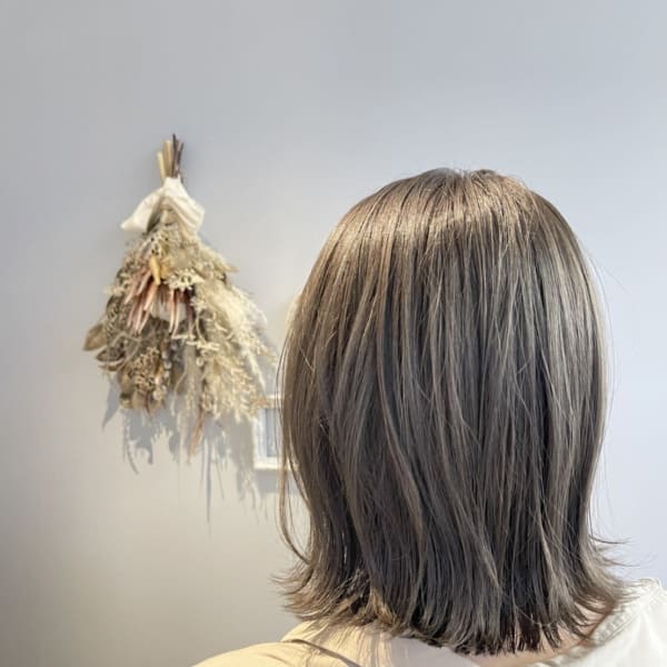 外ハネ×グレージュ