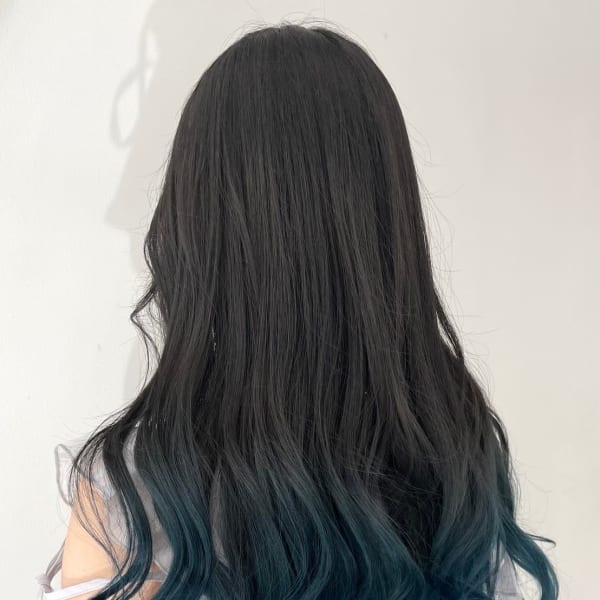 ブルーカラーの毛先カラー