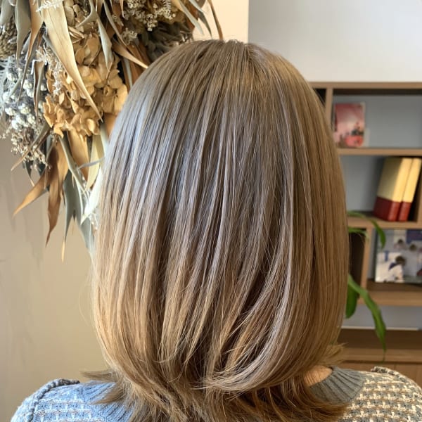 ミルクティーベージュ　ミディアムレイヤー　鎖骨ミディアム