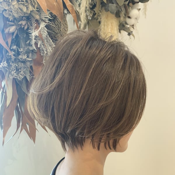 レイヤーボブ　ハンサムショート　グレーベージュ