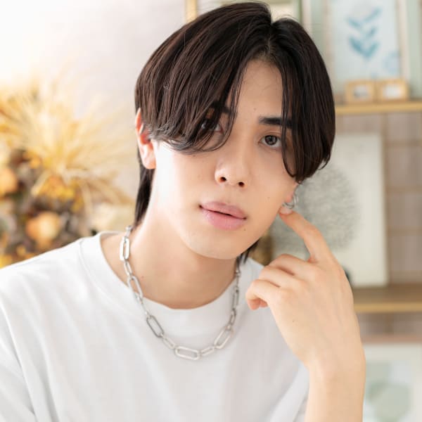 グレージュアッシュコンマへアセンターパート　前髪パーマ