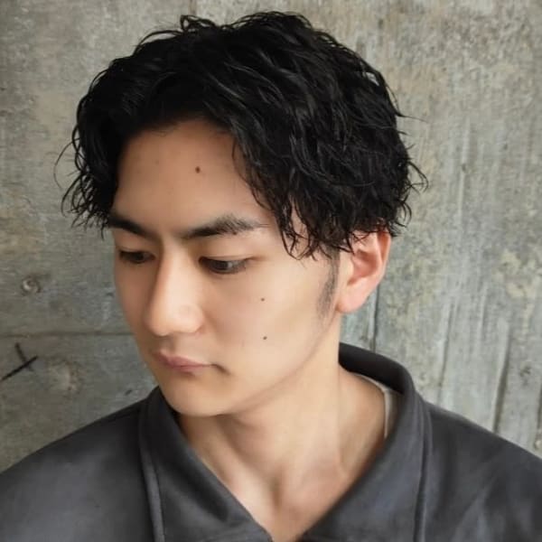 ツイスパ　センターパート　ツーブロック　マッシュ　黒髪　束感