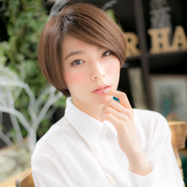 アシンメトリー前下がり小顔スマートマッシュ　斜めバング