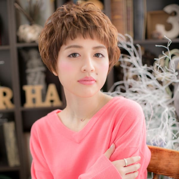 大人かわいいオン眉レトロガーリーショート　マッシュパーマ