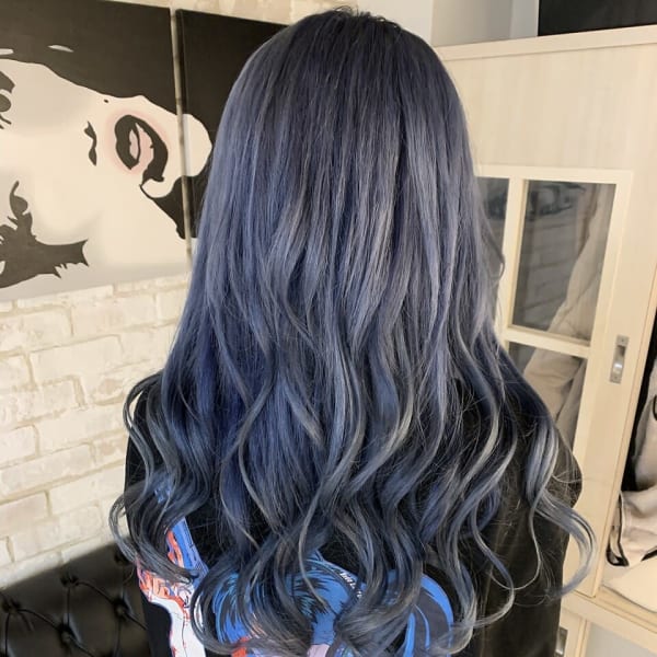 大人可愛くネイビーブルー