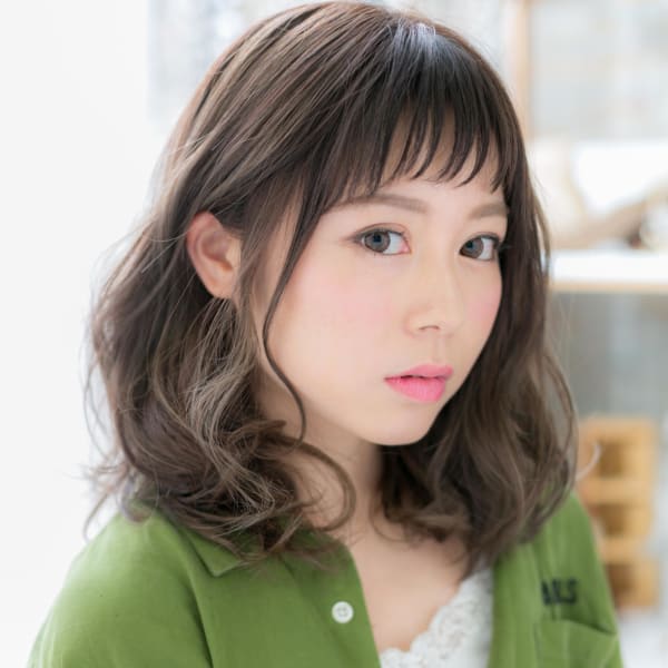 大人かわいい眉上バング小顔アンニュイヘア　グレージュアッシュ