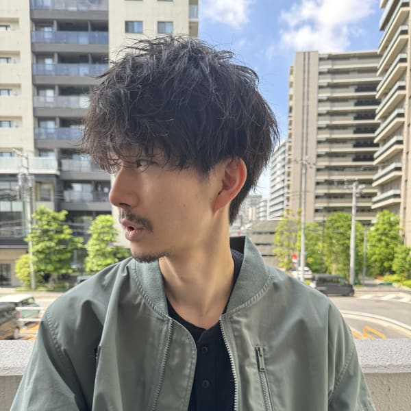 スーツ短髪ツーブロック束感モテる黒髪シークレットパーマ流行