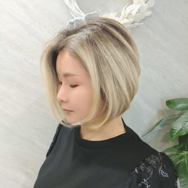 大人の派手髪ブリーチハイライト×前下がりショートボブ