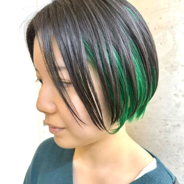 インナーカラー グリーン×ブラック ショートボブ
