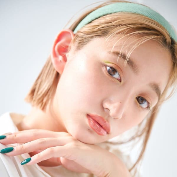 センター分け切りっぱなしボブ