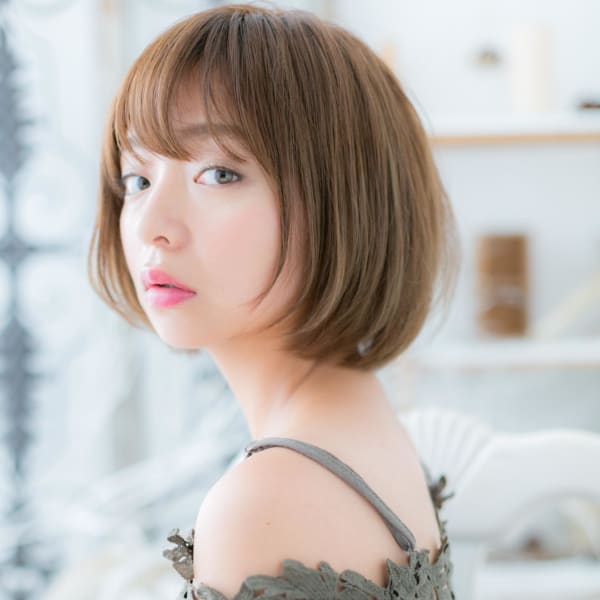 引き締めオリーブグレージュ小顔前下がりボブ　ニュアンスカラー