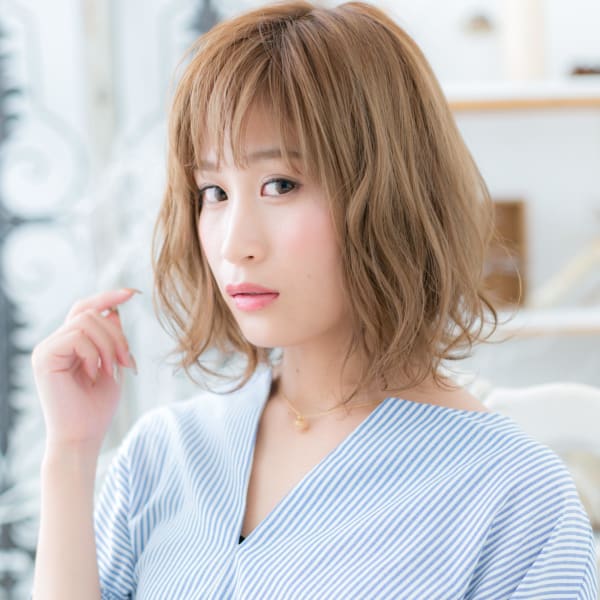 大人可愛いゆるふわカール小顔外ハネボブ ハイトーンカラー