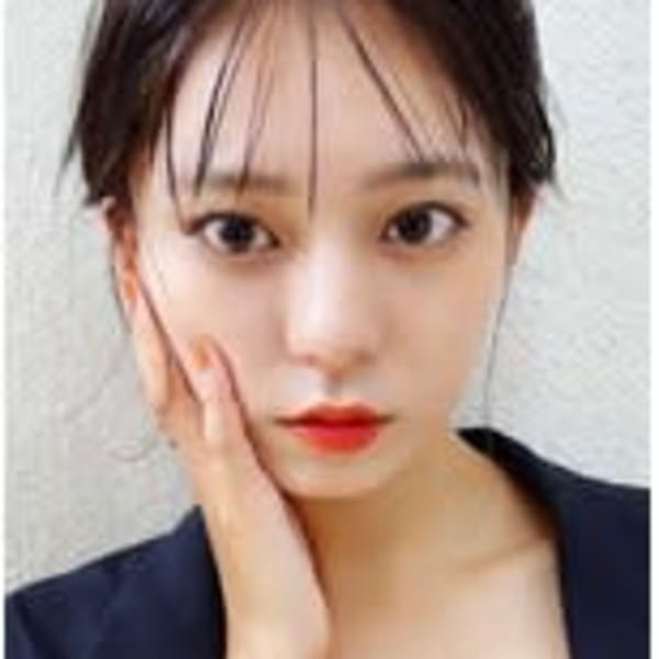 暗髪ヘア一つ結びアレンジ