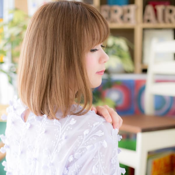 小顔♪前下がりxハイトーンカラー大人ボブ シルキーベージュ