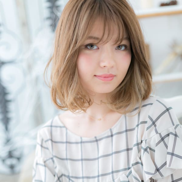 外国人風フレンチガーリー小顔ミディアムボブ　シルキーベージュ