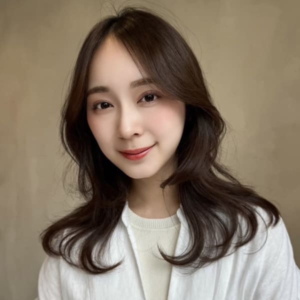 くびれミディアムレイヤースタイル|Cloe 堀江