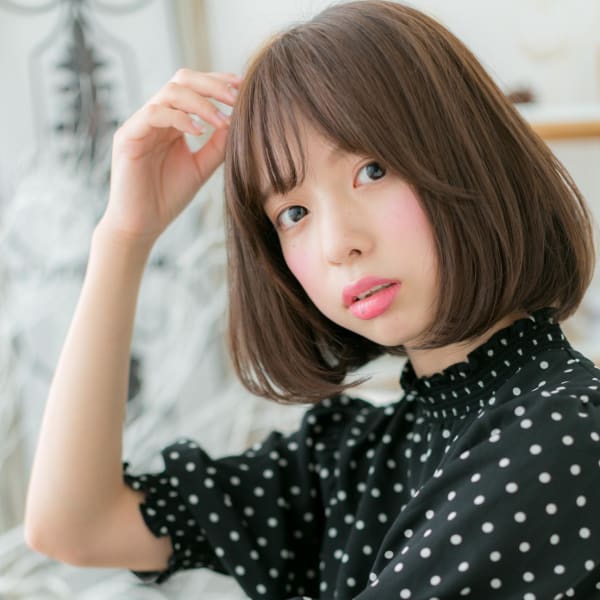 大人かわいい黒髪前下がり小顔ぷつっとボブ　アースカラー