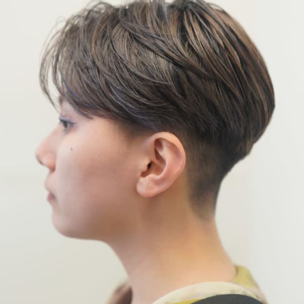 センターパート×グレージュハイライト