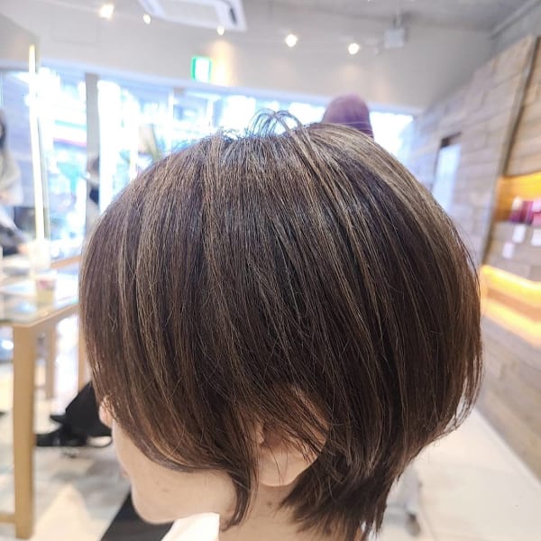 くびれショートの白髪ぼかしハイライト