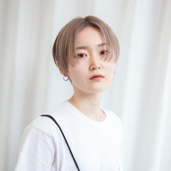 センターパート　ショート　ハンサムショート　ホワイトベージュ|MERCI