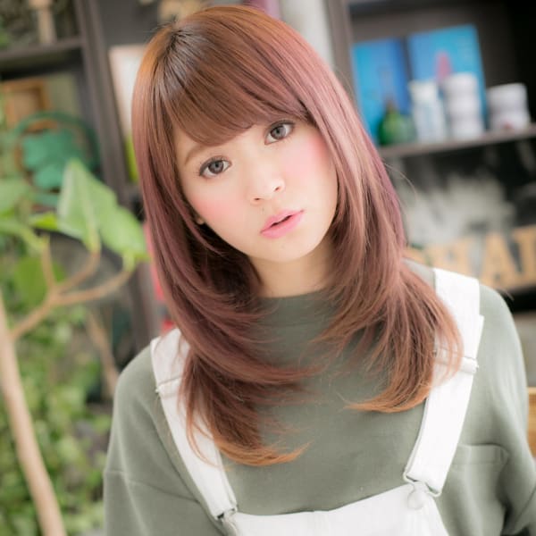 ピンクベージュ斜めバング小顔エアストレート レイヤーロング