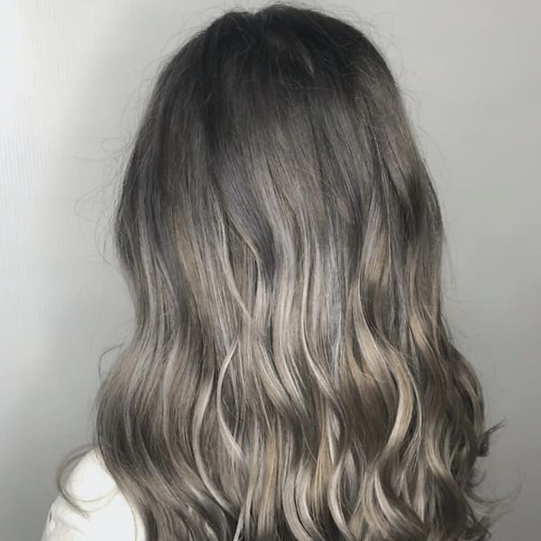 ハイライト×グレージュで大人っぽく