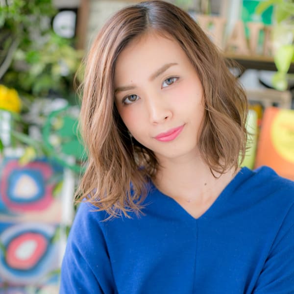 抜け感アシンメトリーくせ毛風波巻きウェーブ　アッシュオリーブ