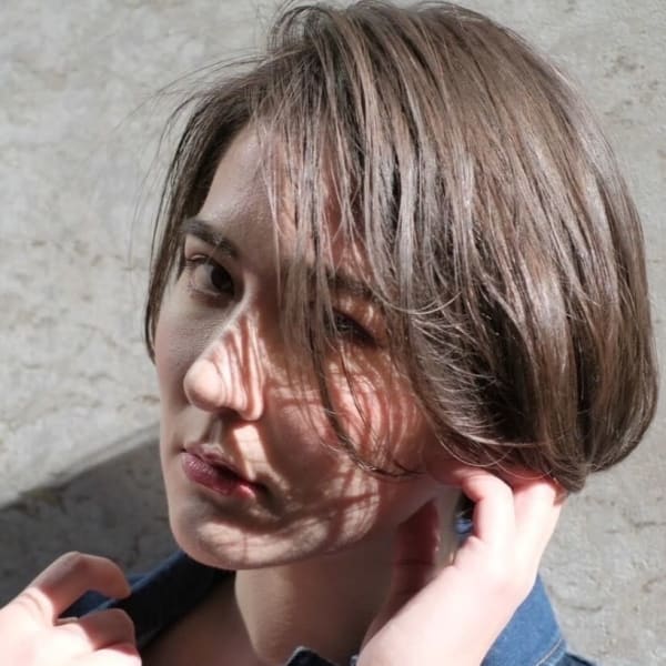 暗髪顔周りレイヤー