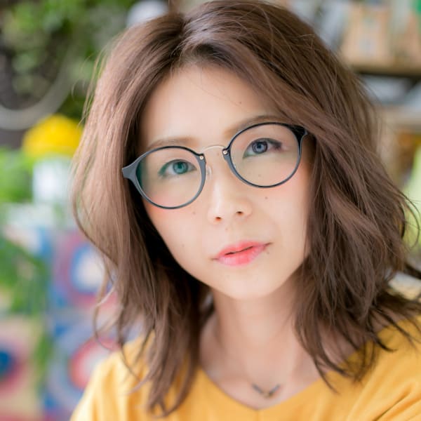 大人かわいい小顔センターパート波巻きミディ アッシュオリーブ