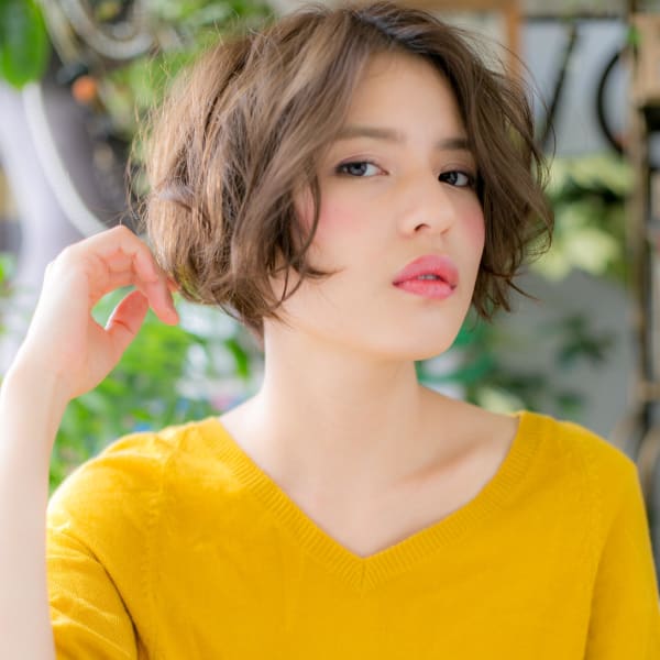 アンニュイ顔…前下がりくせ毛風エアリーボブ　アッシュオリーブ