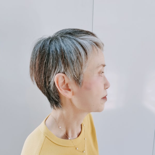 グレイヘアショートスタイル