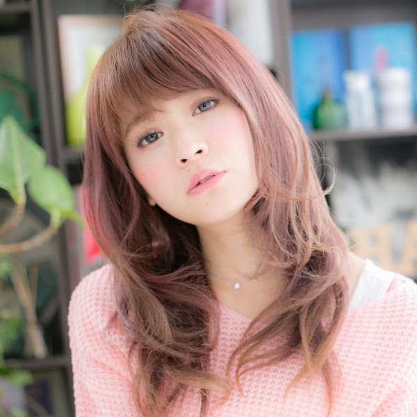 斜めバングピンクカラー前下がりストカール　ニュアンスカラー