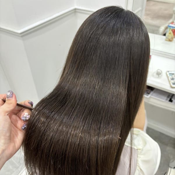 縮毛矯正でツヤツヤ真っ直ぐなヘアに＊まゆ