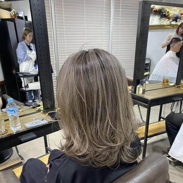 外国人風バレイヤージュ　ハイライトカラー　アッシュベージュ