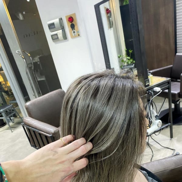 外国人風バレイヤージュ　ハイライトカラー　アッシュベージュ