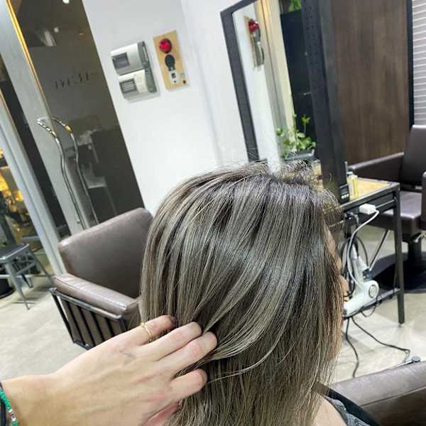 外国人風バレイヤージュ　ハイライトカラー　アッシュベージュ