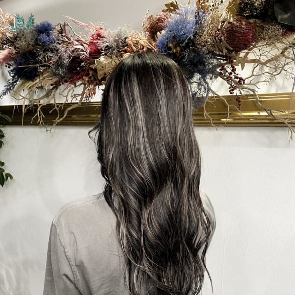 外国人風バレイヤージュ　ハイライトカラー　アッシュベージュ