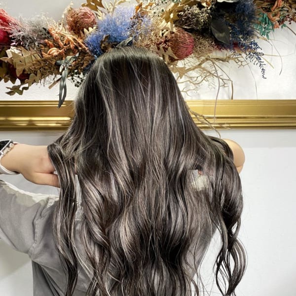 外国人風バレイヤージュ　ハイライトカラー　アッシュベージュ