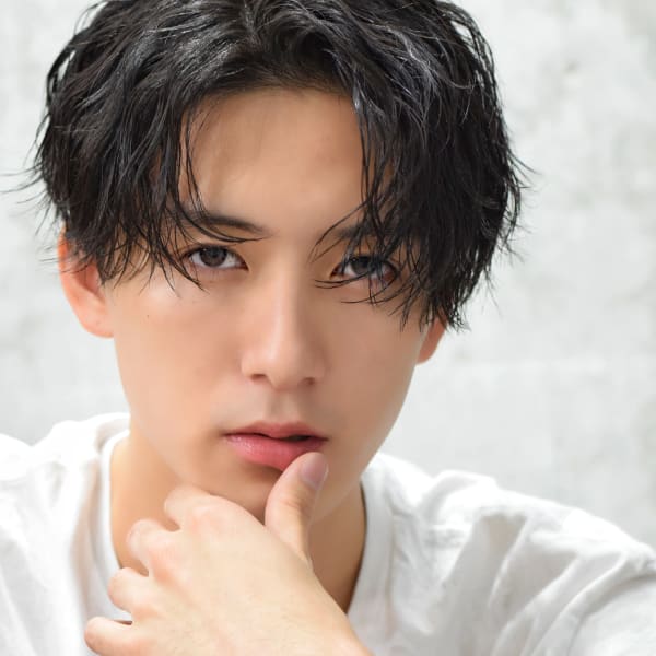 黒髪センターパートウルフ縦落ちツイストスパイラルパーマ波巻き