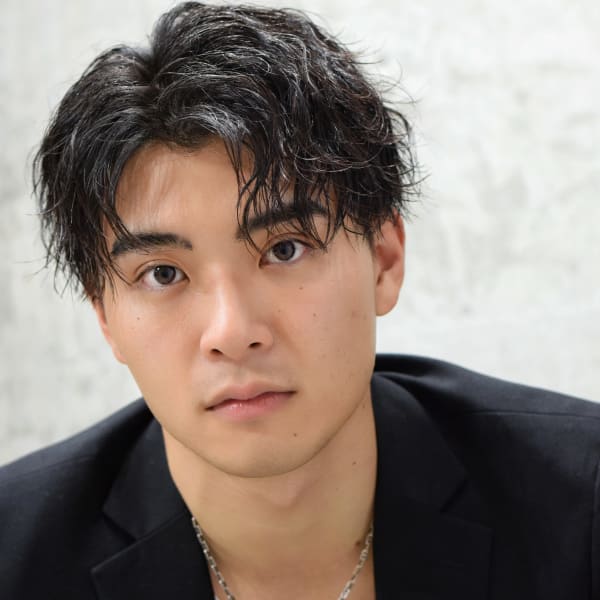 黒髪センターパート刈り上げツイストスパイラルパーマ波巻き