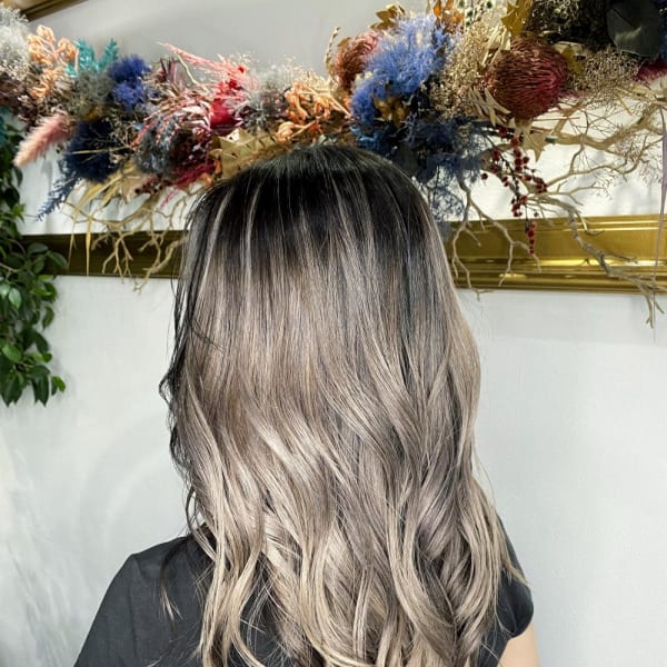 外国人風バレイヤージュ　ハイライトカラー　アッシュベージュ
