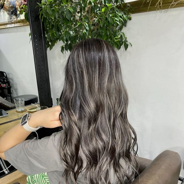 外国人風バレイヤージュ　ハイライトカラー　アッシュベージュ