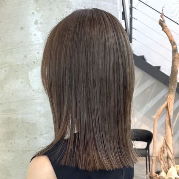 スモーキーベージュ　くすみグレージュ　ぱつっとミディアム|CELL