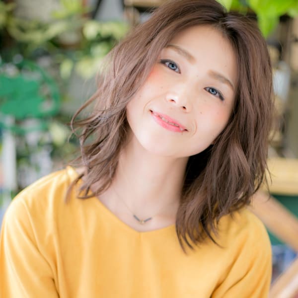 大人かわいい小顔センターパート波巻きミディ　アッシュオリーブ