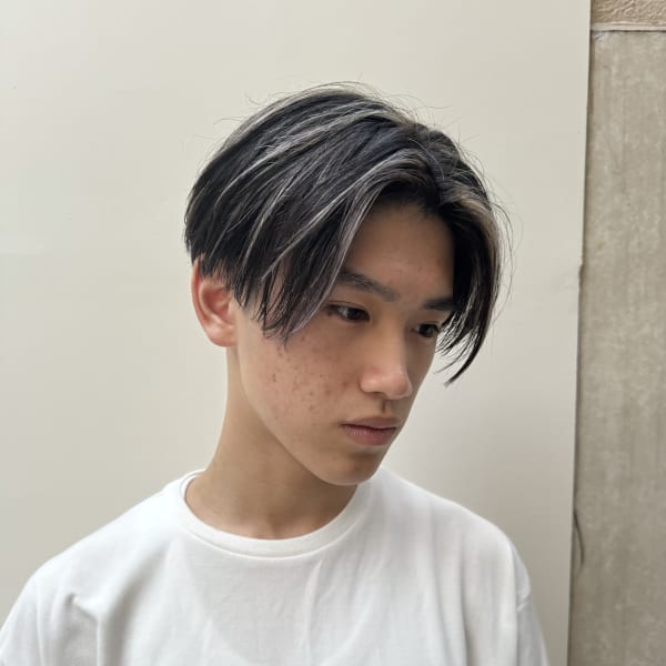 10代20代 センターパート×ホワイトハイライト