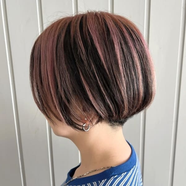 丸みショートボブ 前下がりボブ ハイライト ピンク×ブラック