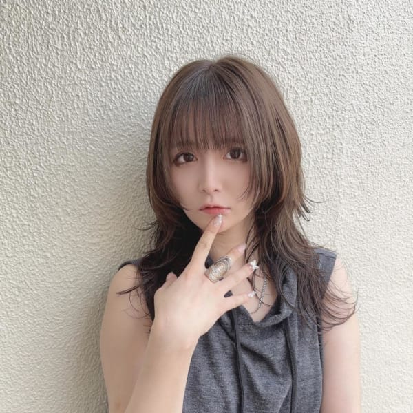 グレージュアッシュフェイスレイヤーロングウルフ